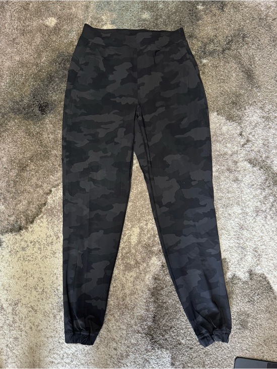 NWOT Lululemon Adapted State High-Rise
Jogger *28" - Camo Deep Coal Multi size 4 - Picture 6 of 11